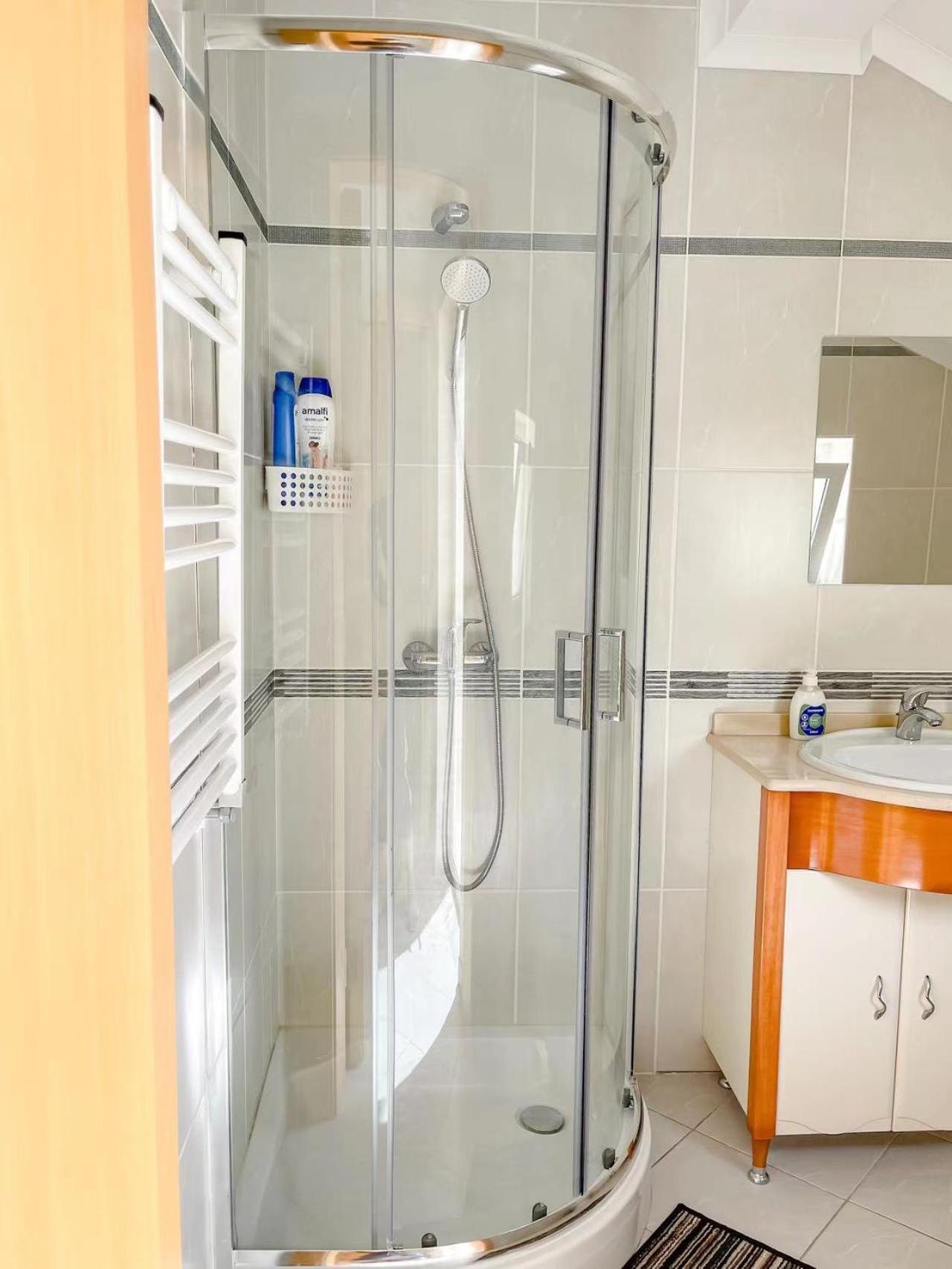 Seaside Room In A Peniche Townhouse Featuring A Private Bathroom And Shared Access To The Swimming Pool And Kitchen Atouguia Da Baleia Exterior photo