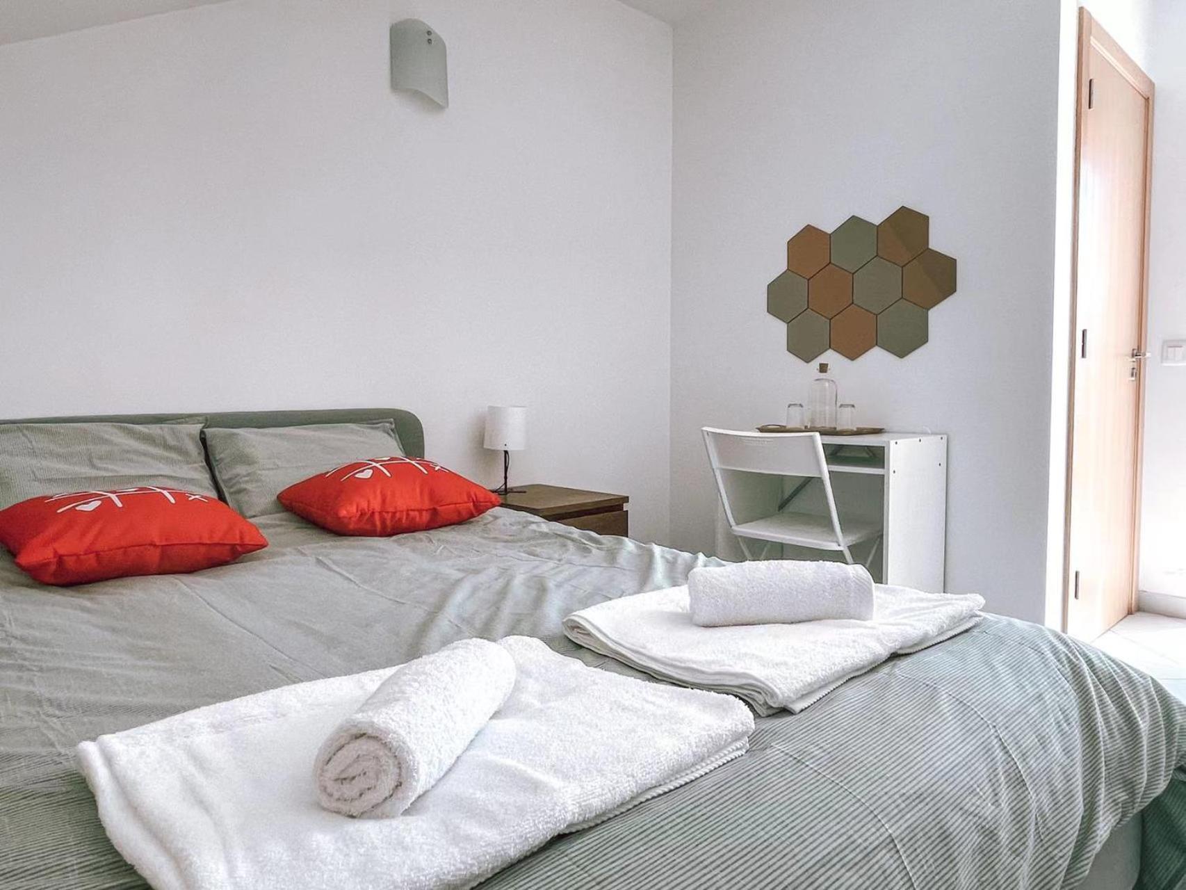 Seaside Room In A Peniche Townhouse Featuring A Private Bathroom And Shared Access To The Swimming Pool And Kitchen Atouguia Da Baleia Exterior photo