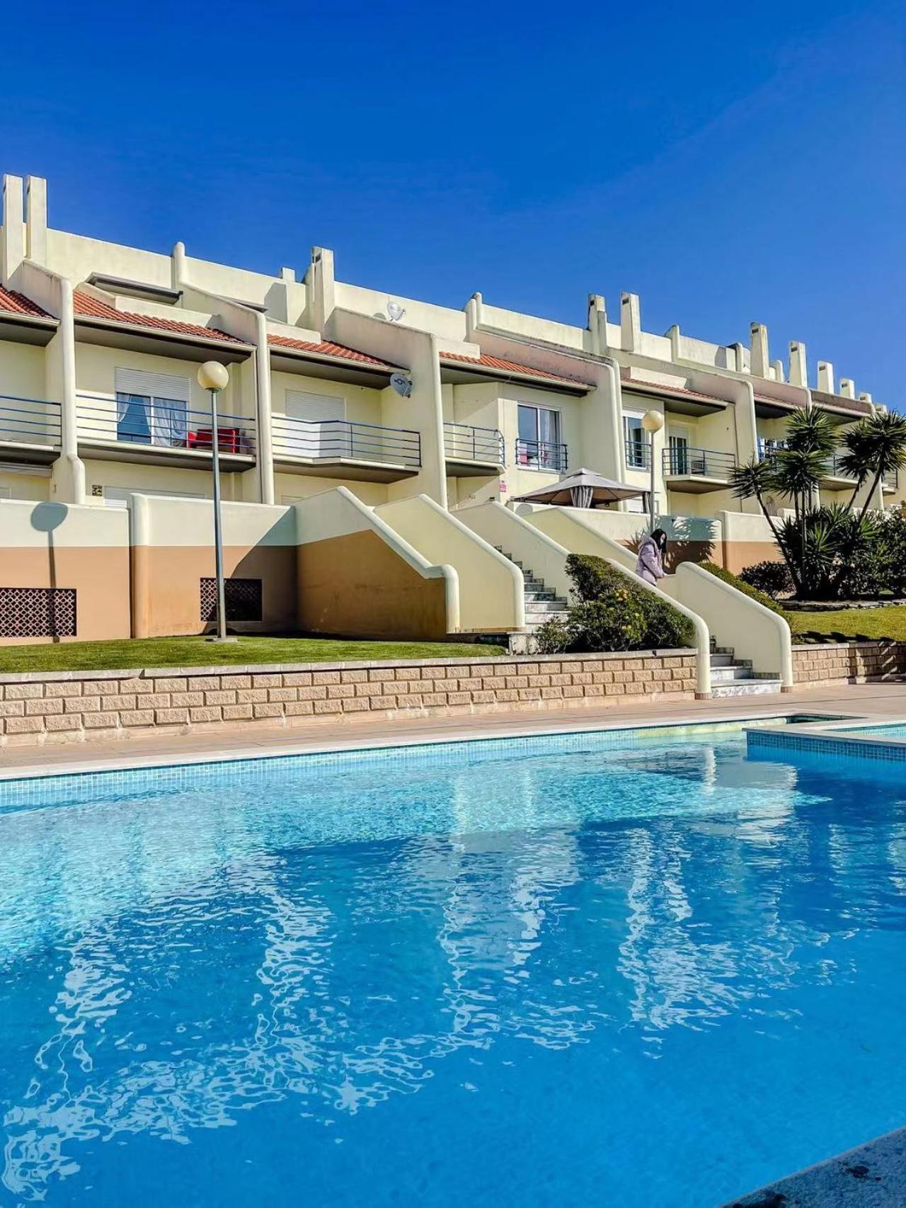 Seaside Room In A Peniche Townhouse Featuring A Private Bathroom And Shared Access To The Swimming Pool And Kitchen Atouguia Da Baleia Exterior photo