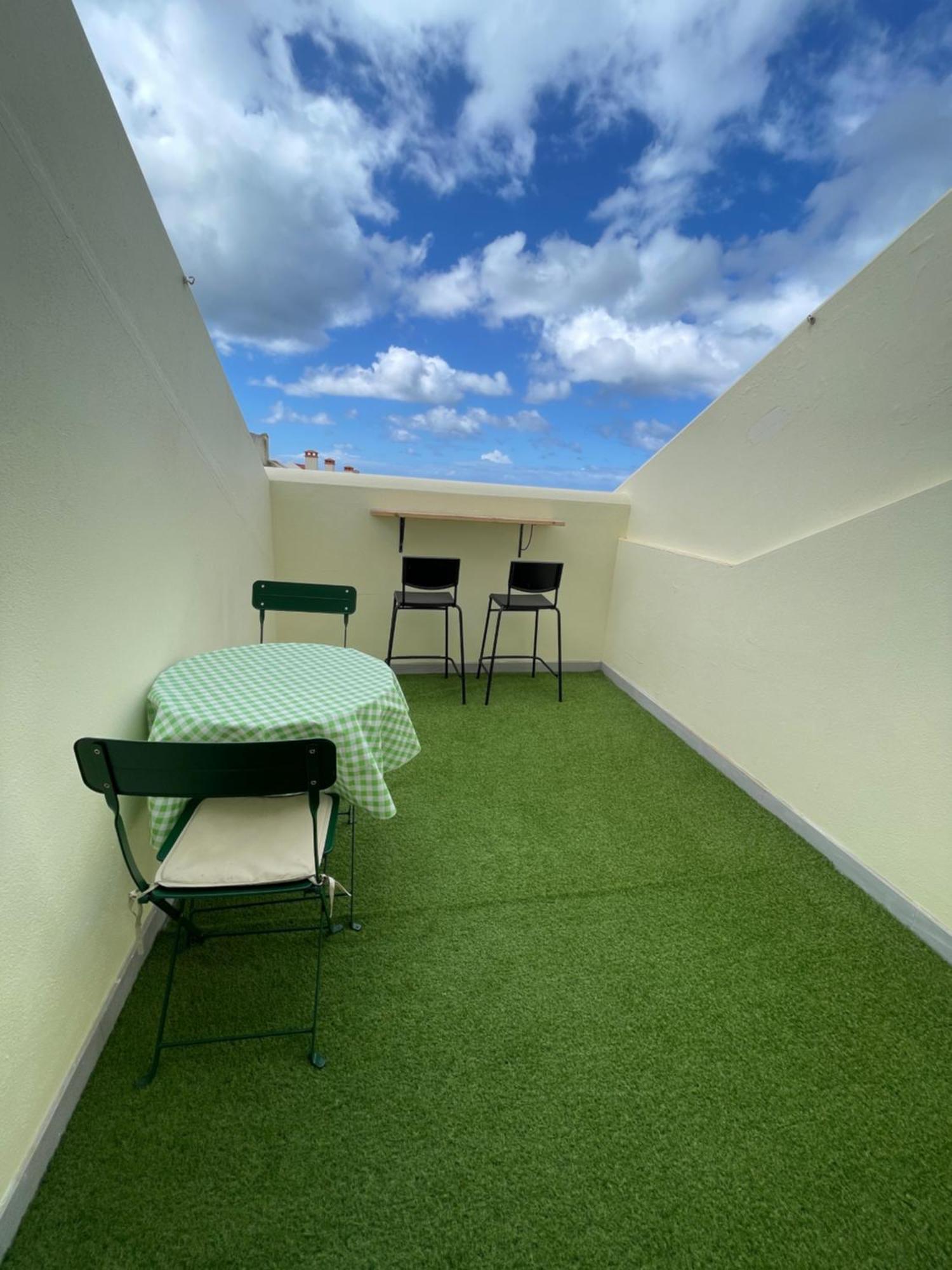Seaside Room In A Peniche Townhouse Featuring A Private Bathroom And Shared Access To The Swimming Pool And Kitchen Atouguia Da Baleia Exterior photo